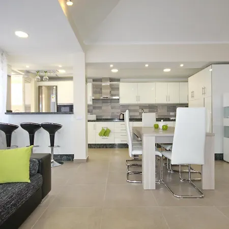 Amazing 5-bedroom In * アデヘ