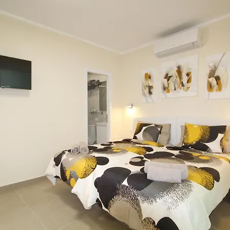 Amazing 5-bedroom In アデヘ