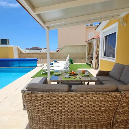 ヴィラ Amazing 5-bedroom In アデヘ