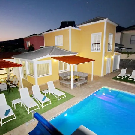 Amazing 5-bedroom In * アデヘ