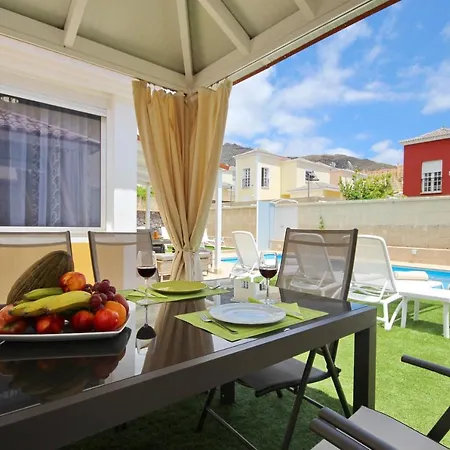 Amazing 5-bedroom In 아데제