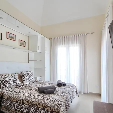 Amazing 5-bedroom In Villa