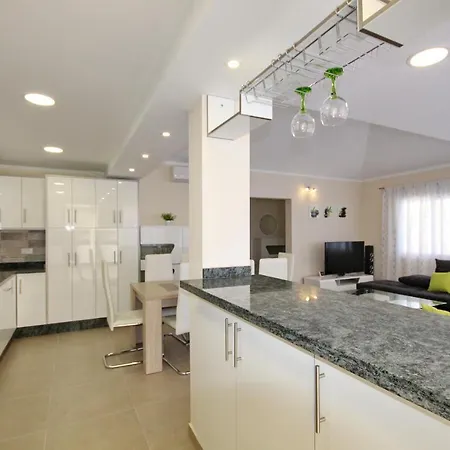 빌라 Amazing 5-bedroom In 아데제