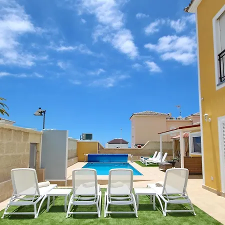 Amazing 5-bedroom In 아데제