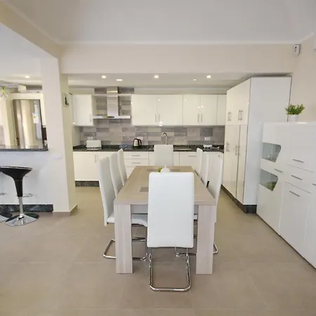 Amazing 5-bedroom In 아데제