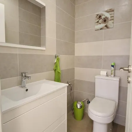 Amazing 5-bedroom In 아데제