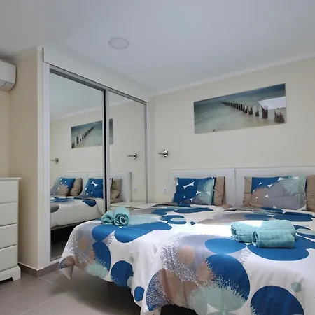 Amazing 5-bedroom In * 아데제