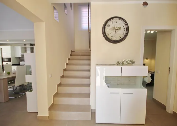 Amazing 5-bedroom In 别墅 *