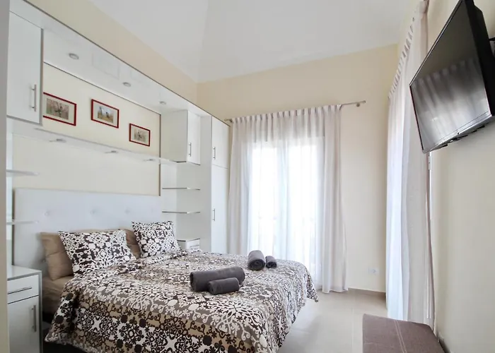 Amazing 5-bedroom In 别墅