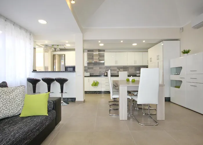 Amazing 5-bedroom In * 阿德耶
