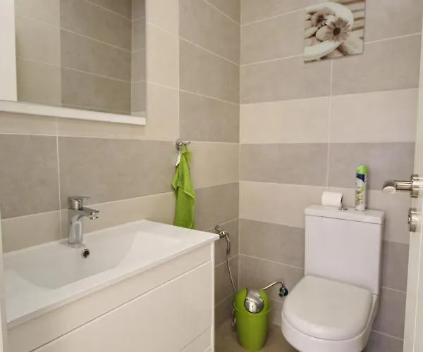 Amazing 5-bedroom In 阿德耶