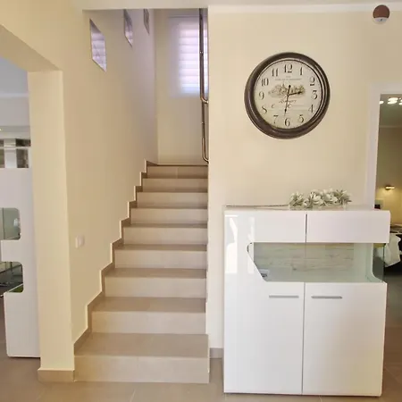 Amazing 5-bedroom In Βίλα *