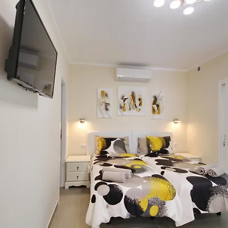 Amazing 5-bedroom In Βίλα *