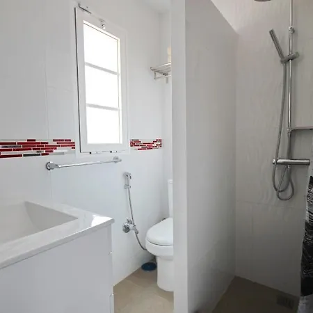 Amazing 5-bedroom In Βίλα *