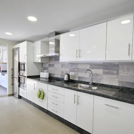 Amazing 5-bedroom In Βίλα